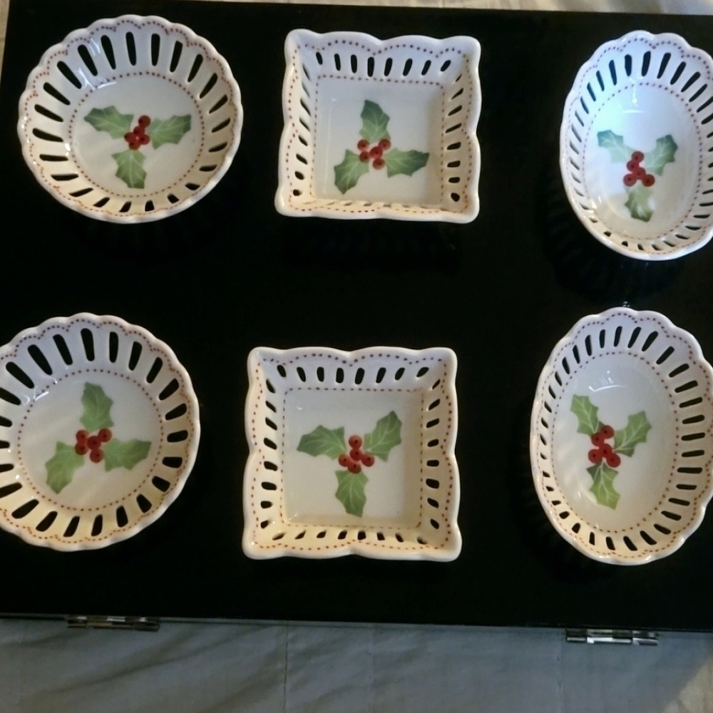 Andrea by Sadek Vintage Set of 6 Christmas Holly Reticulated Trinket Dishes
